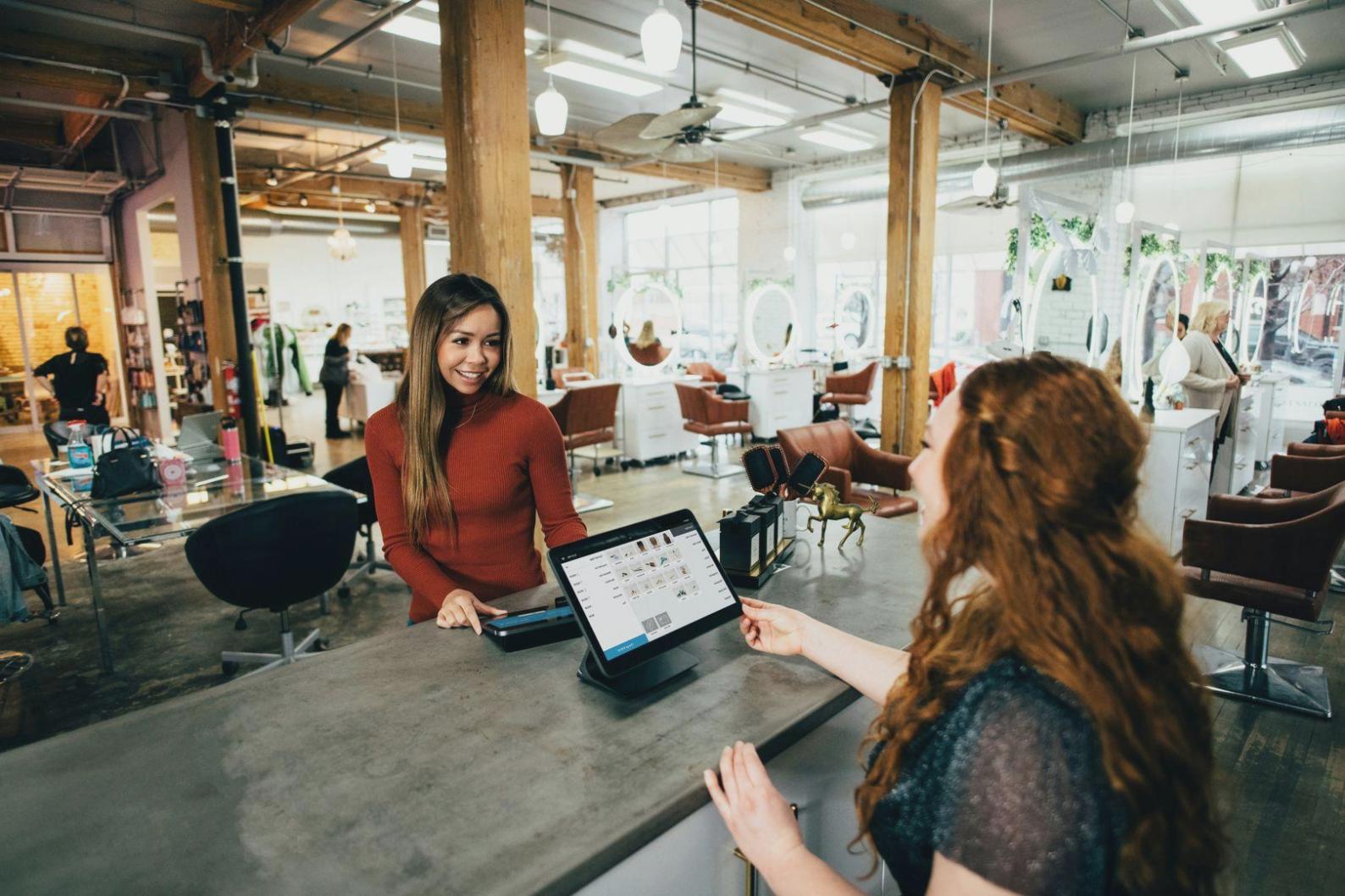 Persone che interagiscono in un ambiente di apprendimento collaborativo